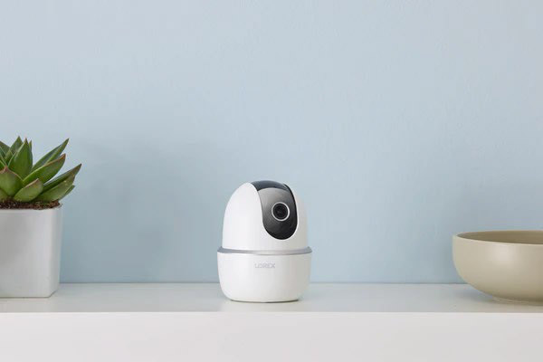 W462 Lorex 2K Pan-Tilt Indoor Wi-Fi Camera